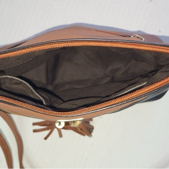 Chic Two-Tone Crossbody Bag with Tassels - Picture 8 of 12